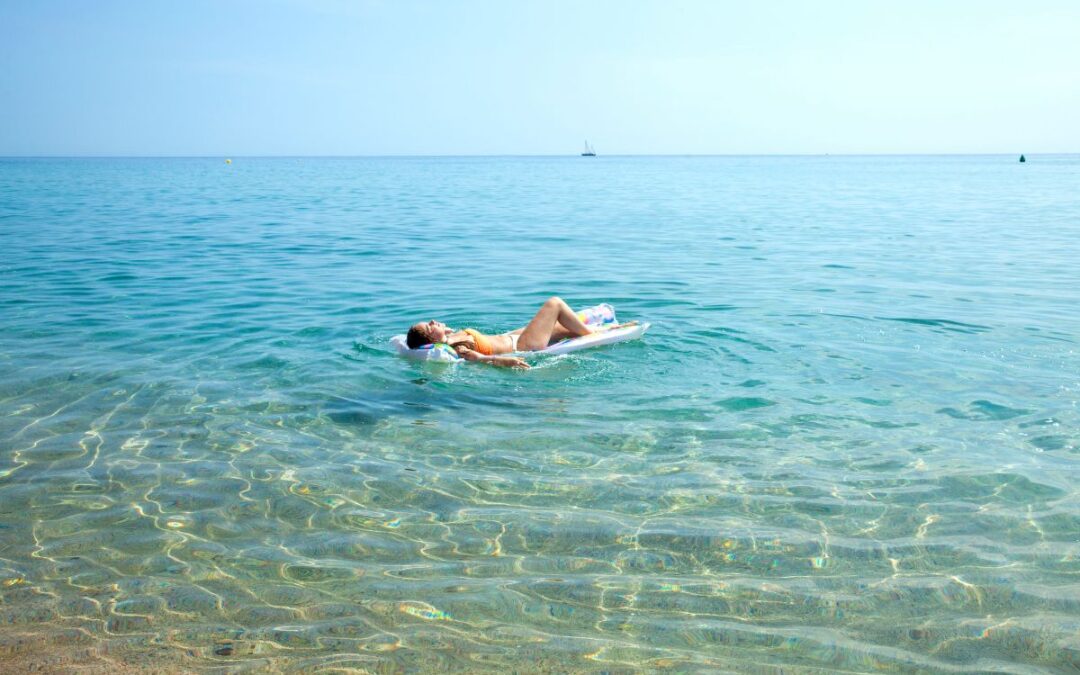 Mal d’orecchio in vacanza al mare: cosa fare e quando consultare un medico