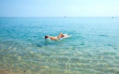 Mal d’orecchio in vacanza al mare: cosa fare e quando consultare un medico